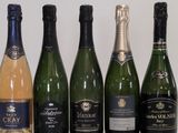 plusieurs bouteilles de vin sont alignées sur une table