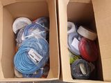 deux boîtes posées par terre, contenant chacune des cordons de couleurs différentes