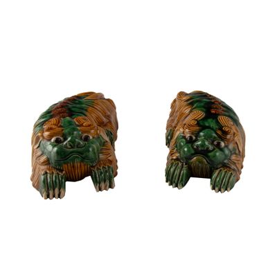 une paire de figurines « foo foo foo » vertes et marron sur fond blanc