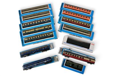 un grand nombre de trains miniatures posés sur une table
