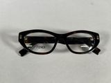 gros plan d'une paire de lunettes sur une surface blanche