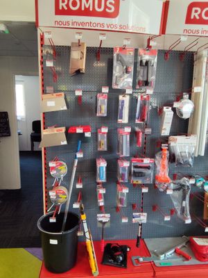 une présentation de divers articles accrochés au mur d'un magasin