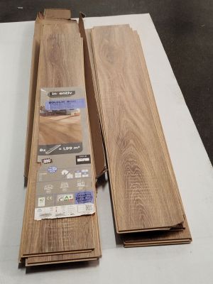 deux morceaux de bois posés sur une table