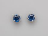 une paire de boucles d'oreilles à clous en saphir