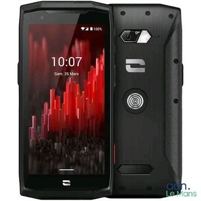 gros plan d'un téléphone portable sur fond blanc