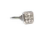 gros plan d'une bague en diamant sur fond blanc