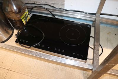 une photo d'une plaque de cuisson sur laquelle est posée une bouteille d'eau