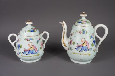 paire de théières en porcelaine chinoise avec leurs couvercles