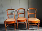 trois chaises placées les unes à côté des autres sur un sol carrelé