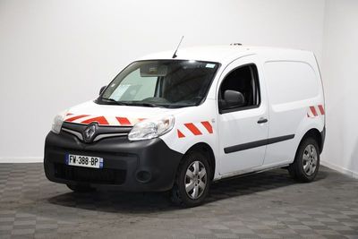 une photo d'une camionnette blanche ornée d'une bande orange