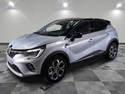Le nouveau SUV Renault C-HR est garé dans un showroom.