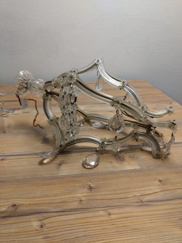 Un lustre cage à pampilles une lumière