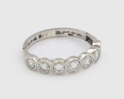 gros plan d'une bague en diamant sur fond blanc