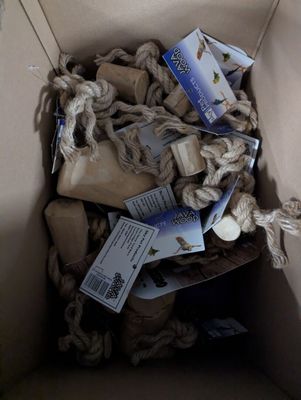 une boîte en carton remplie d'un tas d'objets