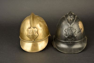 deux casques posés l'un à côté de l'autre sur une surface noire