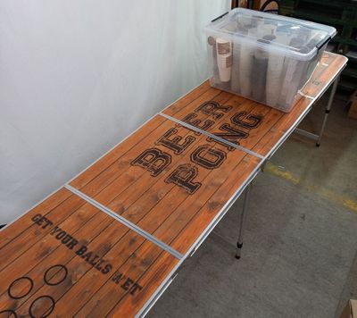 une table en bois sur laquelle est posé un récipient en plastique