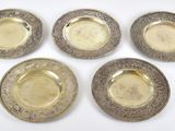 six plats anciens en métal argenté sur fond blanc