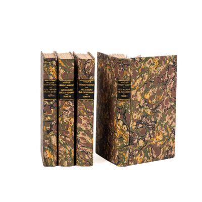 deux livres posés l'un sur l'autre sur une surface blanche