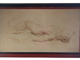 une vieille photo représentant une femme nue allongée sur une couverture