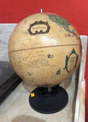 un grand globe terrestre posé sur un comptoir