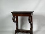 une vieille table en bois avec un plateau en marbre sur fond blanc