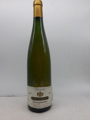 une bouteille de vin posée sur une table