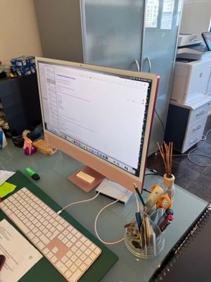 un ordinateur posé sur un bureau, équipé d'un clavier et d'une souris