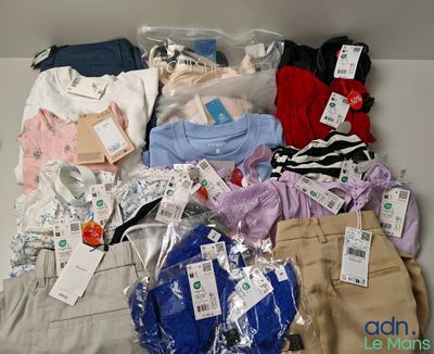 beaucoup de vêtements rangés dans une boîte