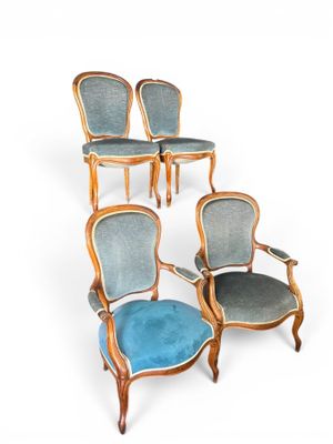 six chaises avec un revêtement bleu, un revêtement bleu, un revêtement bleu, un revêtement bleu, un revêtement bleu, un revêtement bleu, un revêtement bleu, un revêtement bleu