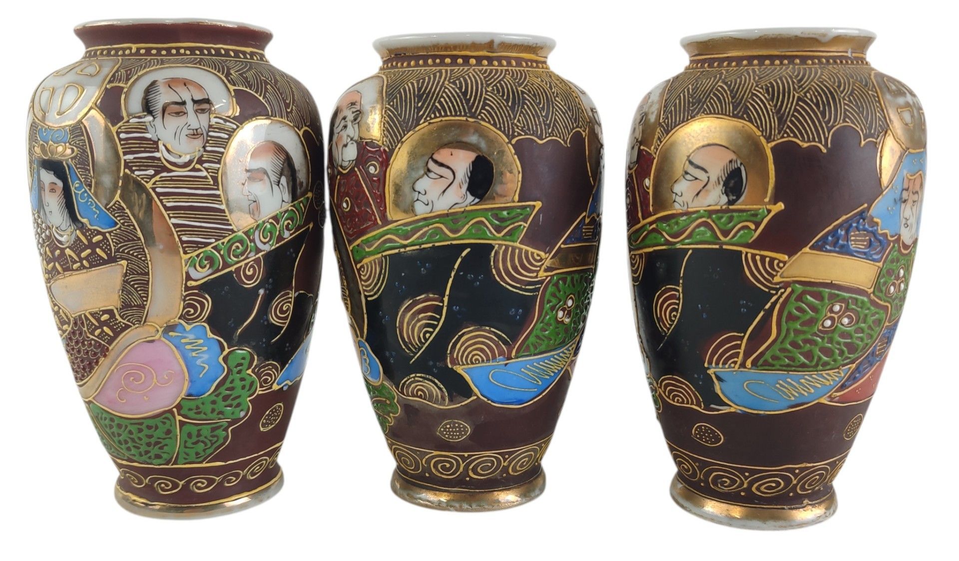 SATSUMA Série de 3 petits vases en porcelaine à décor de per…
