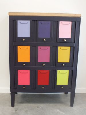 une commode multicolore dans une pièce