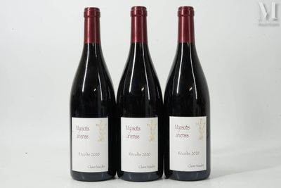 trois bouteilles de vin posées sur une table l'une à côté de l'autre