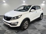 Un SUV blanc est garé dans une pièce dont le sol est à carreaux.