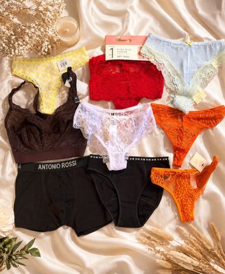 un assortiment de sous-vêtements féminins disposés sur une surface en satin