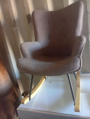une chaise posée sur une boîte