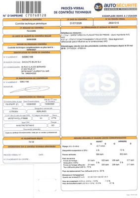 un gros plan d'un document sur lequel figure la photo d'une voiture