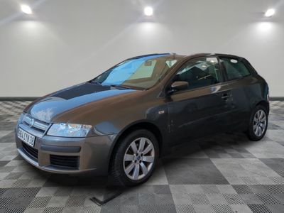 la voiture est garée sur le sol en damier du garage