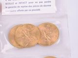 une personne tenant un sac de pièces d'or à la main