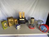 une table sur laquelle se trouvent de nombreux objets différents