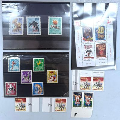 il y a beaucoup de timbres sur le mur de cette pièce