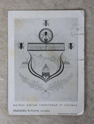 une image en noir et blanc représentant un blason sur lequel figure une horloge