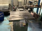 une photo d'un établi dans un atelier où se trouvent de nombreux outils