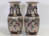 paire de vases chinois ornés de fleurs et d'oiseaux sur fond blanc