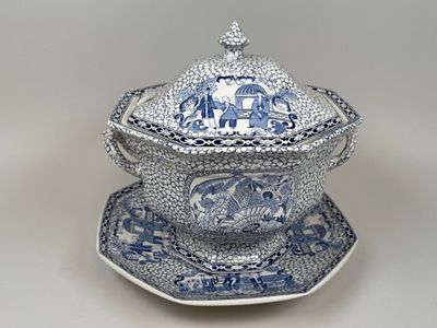 un bol et une soucoupe bleus et blancs posés sur une assiette