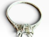 une image représentant une bague en argent sertie d'une pierre verte