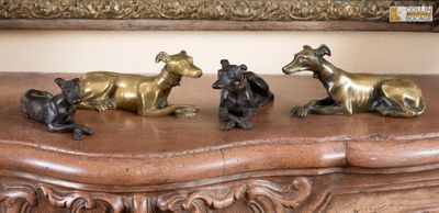 trois animaux en bronze posés sur une table en bois