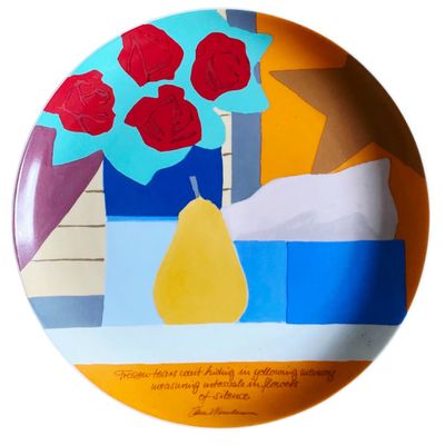 une assiette sur laquelle est représentée une poire et des fleurs