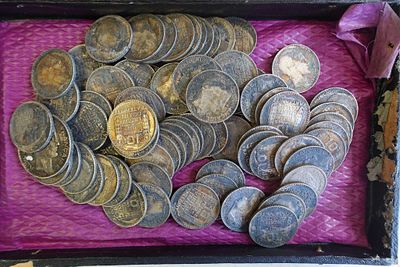 beaucoup de pièces dans une boîte posée sur une table