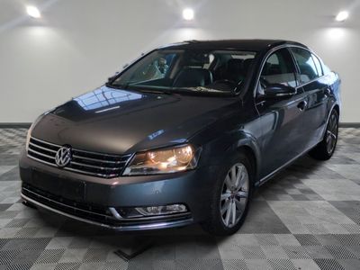 la volkswagen passat est garée sur un carrelage à carreaux
