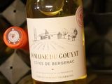une bouteille de vin exposée dans un casier à vin